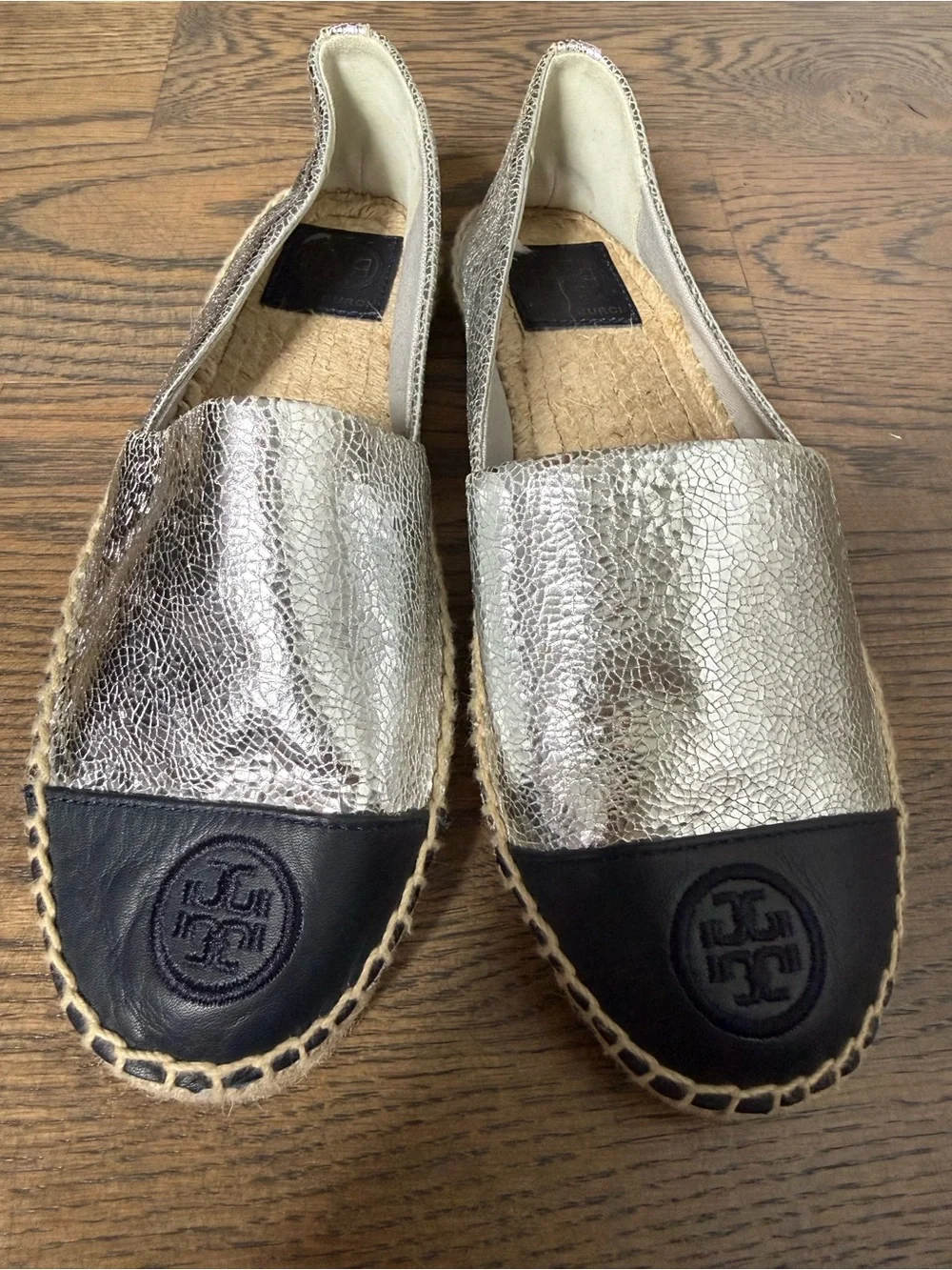 Like new Tory Burch Silver Leather Espadrille with Navy Logo Cap size 9.